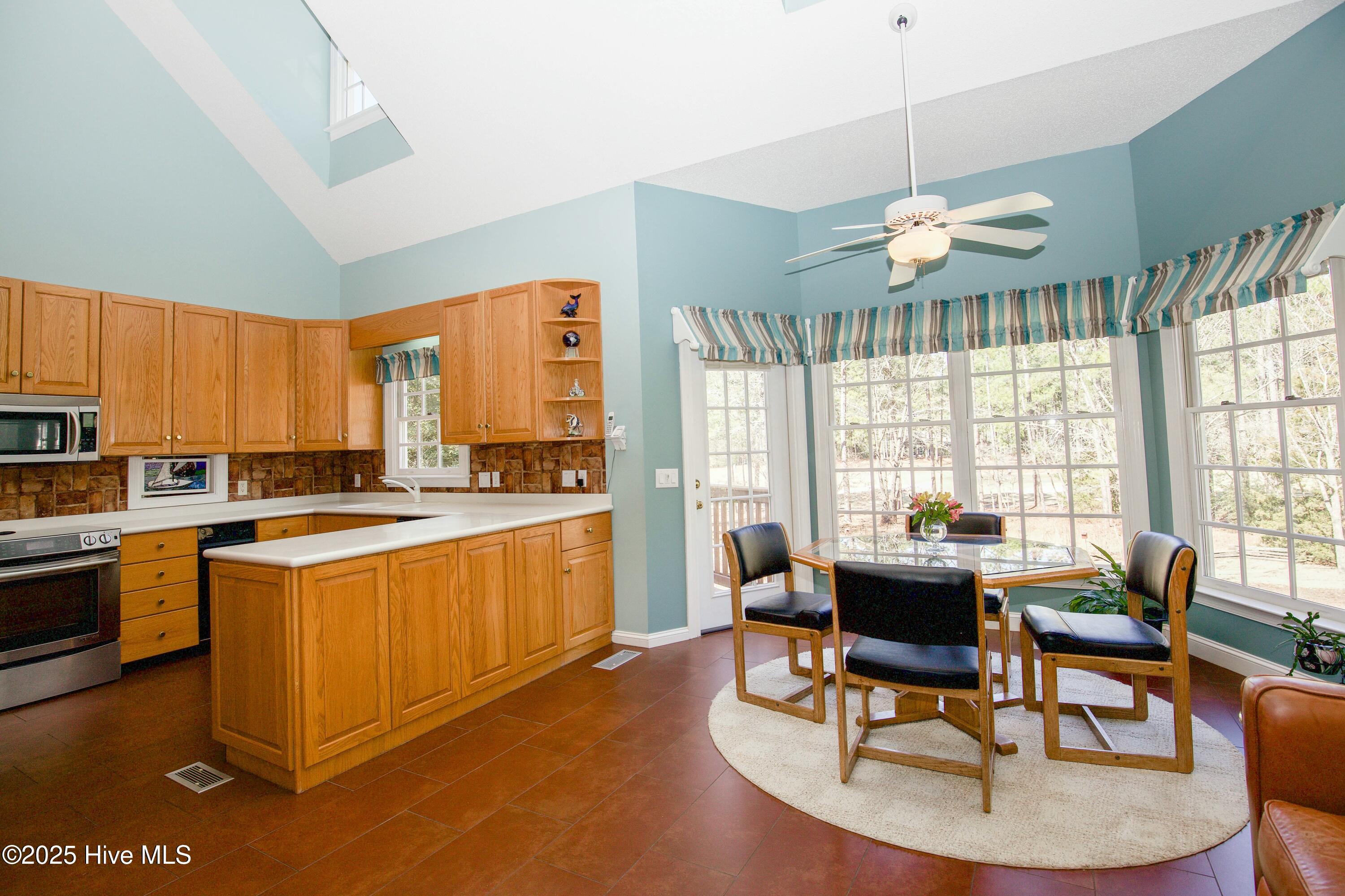 12 Lochdon Court Pinehurst, NC 28374 - Photo 15 of 65 Kitchen & Breakfast