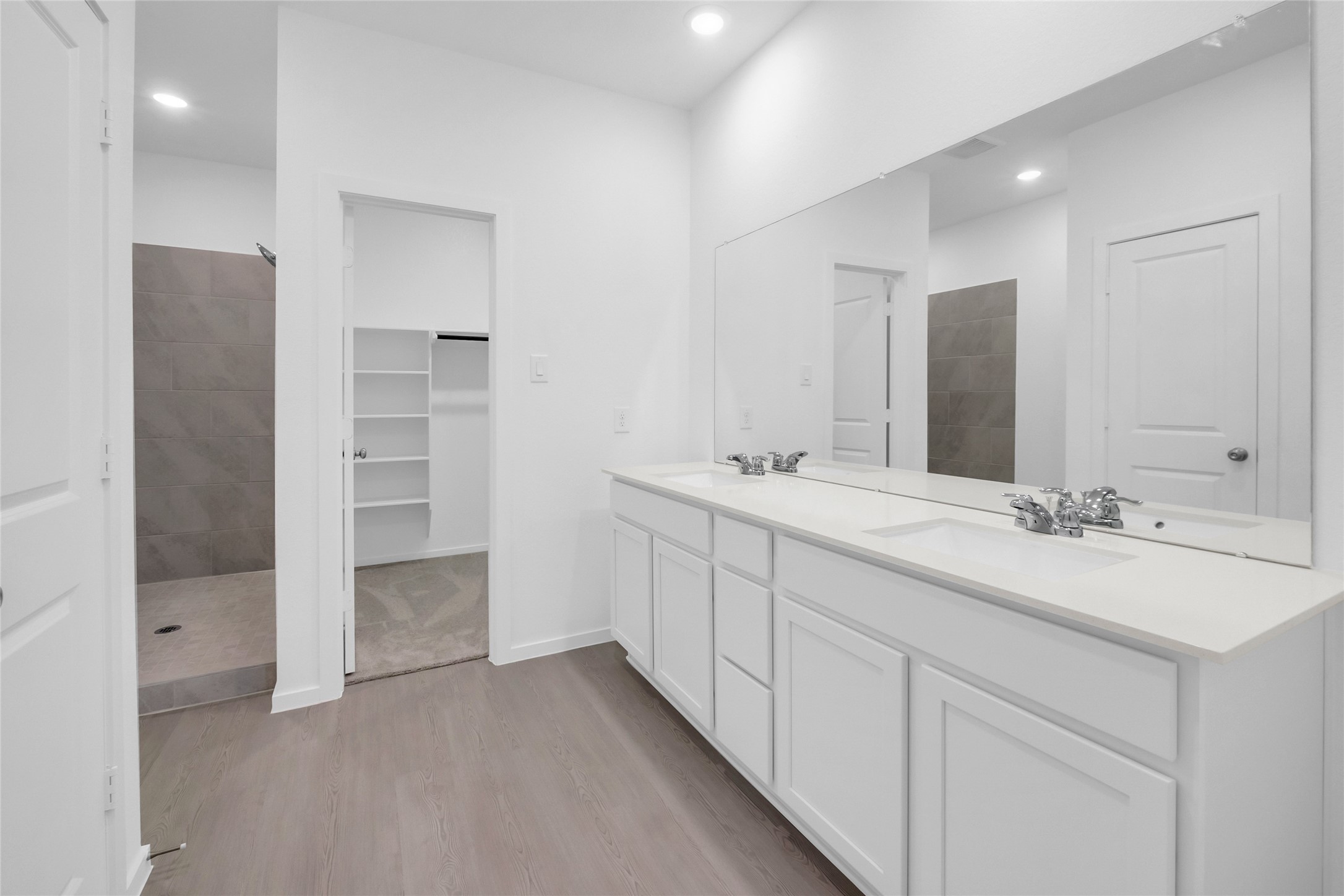 22011 Maddaloni View Drive Hockley, TX 77447 - Photo 17 of 33 a bathroom with double sink and a mirror