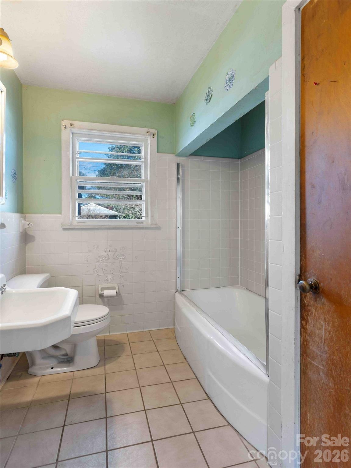 118 Rutledge Drive Hendersonville, NC 28739 - Photo 23 of 48 a bathroom with a toilet and a bathtub