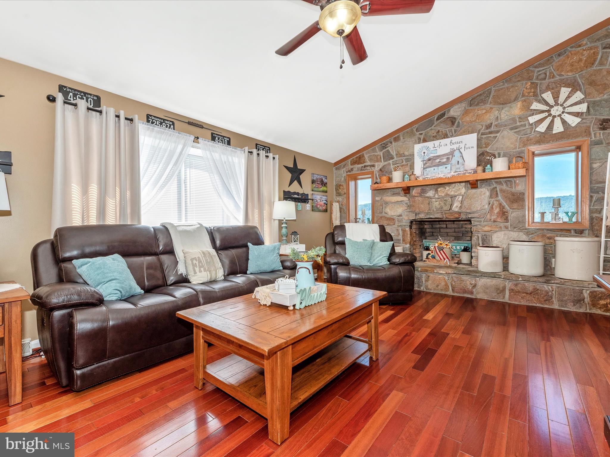 6320 Debold Road Sabillasville, MD 21780 - Photo 17 of 73 Living Room