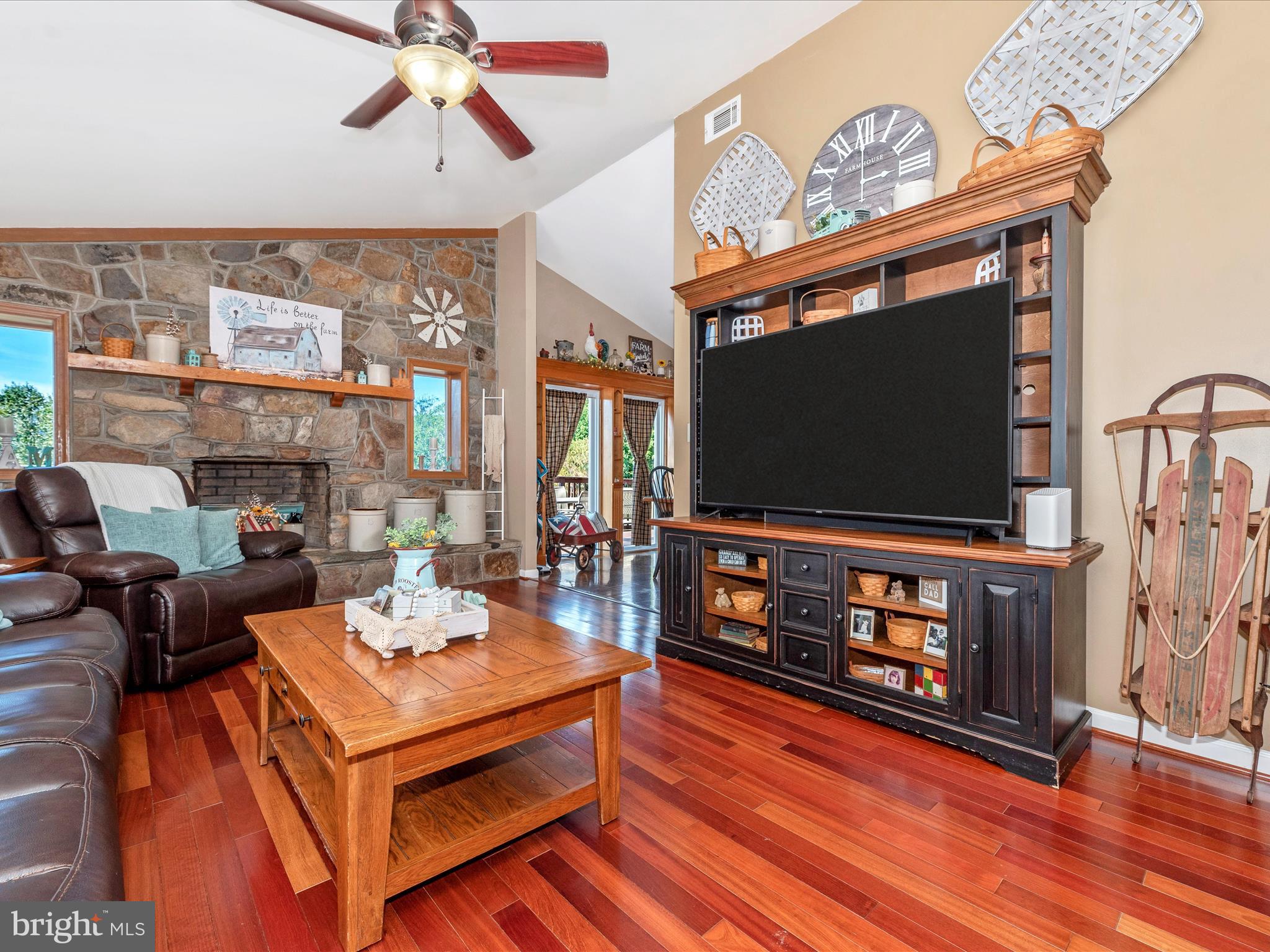 6320 Debold Road Sabillasville, MD 21780 - Photo 19 of 73 Living Room