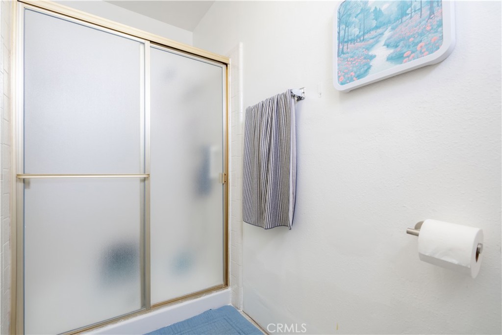 6320 Topaz Street Rancho Cucamonga, CA 91701 - Photo 16 of 32 Shower/Tub