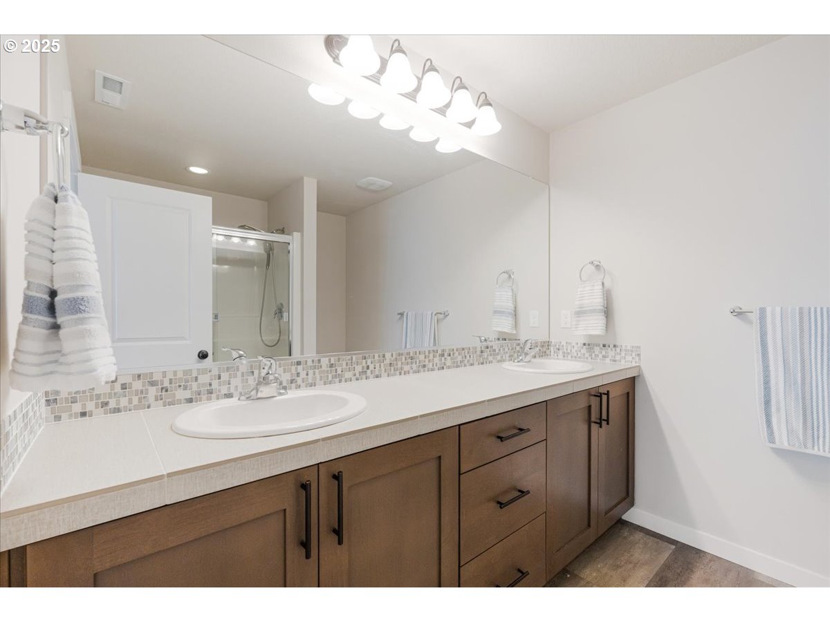 2856 South Nectarine Street Cornelius, OR 97113 - Photo 20 of 39 Bathroom, Attached