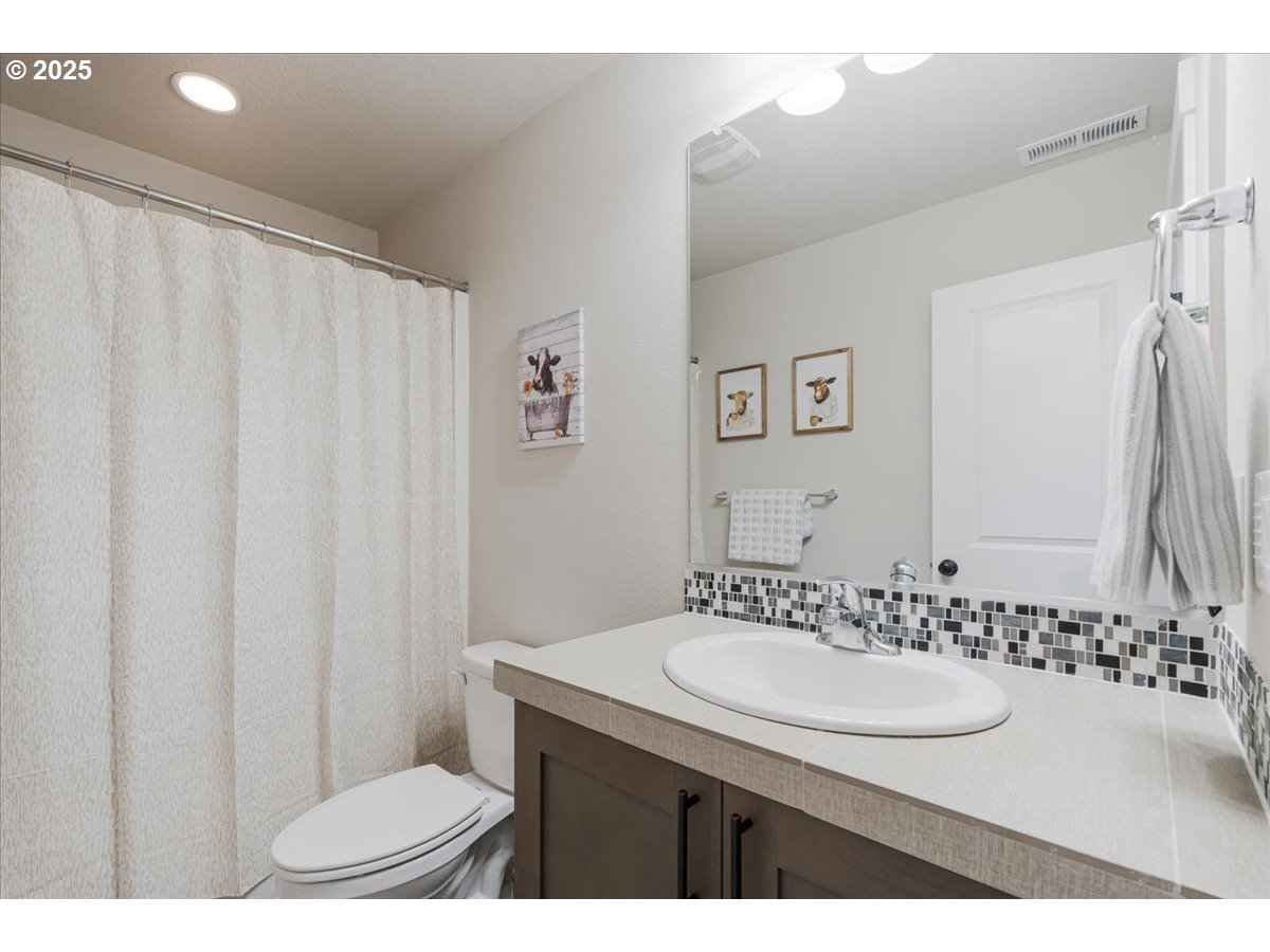 2856 South Nectarine Street Cornelius, OR 97113 - Photo 24 of 39 Bathroom