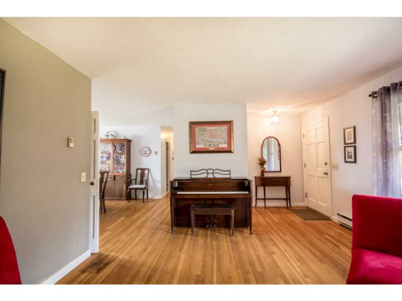 16 Baldwin Road Middletown, RI 02842 - Photo 5 of 25 Interior Space/Layout.