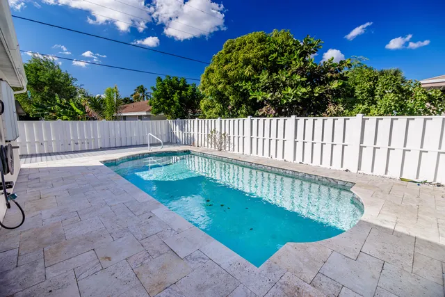 a view of a backyard