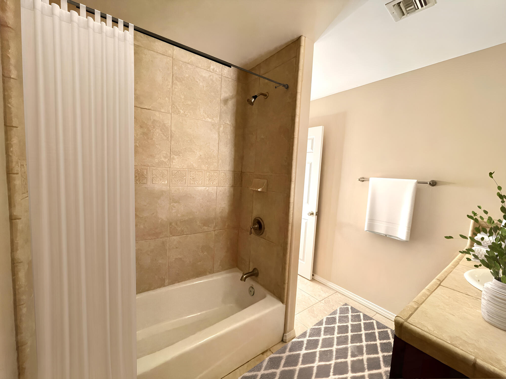 68351 Terrace Road Cathedral City, CA 92234 - Photo 10 of 27 Guest Bathroom Tile Shower