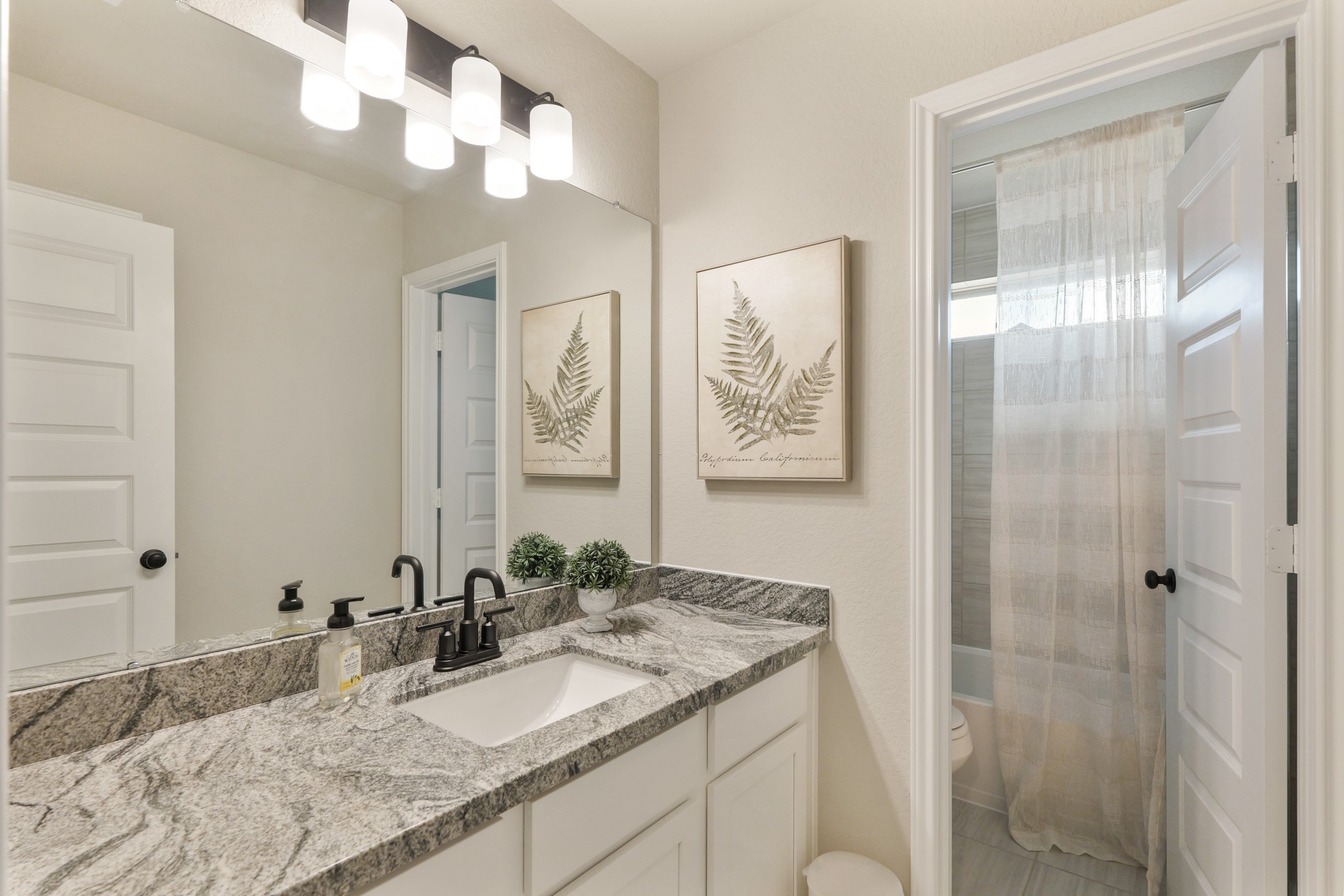 140 Peninsula Point Drive Montgomery, TX 77356 - Photo 16 of 32 Hall bath