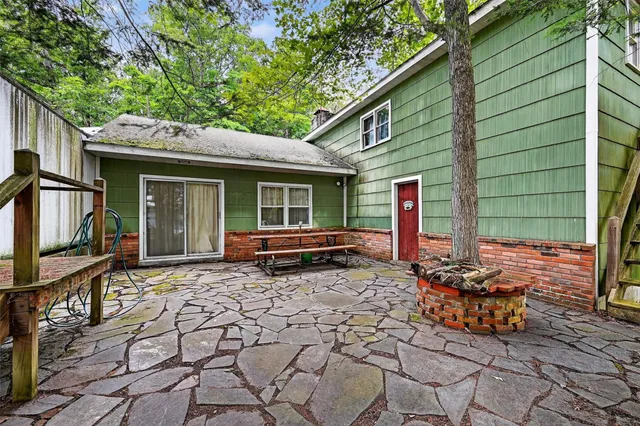 a view of a house with backyard