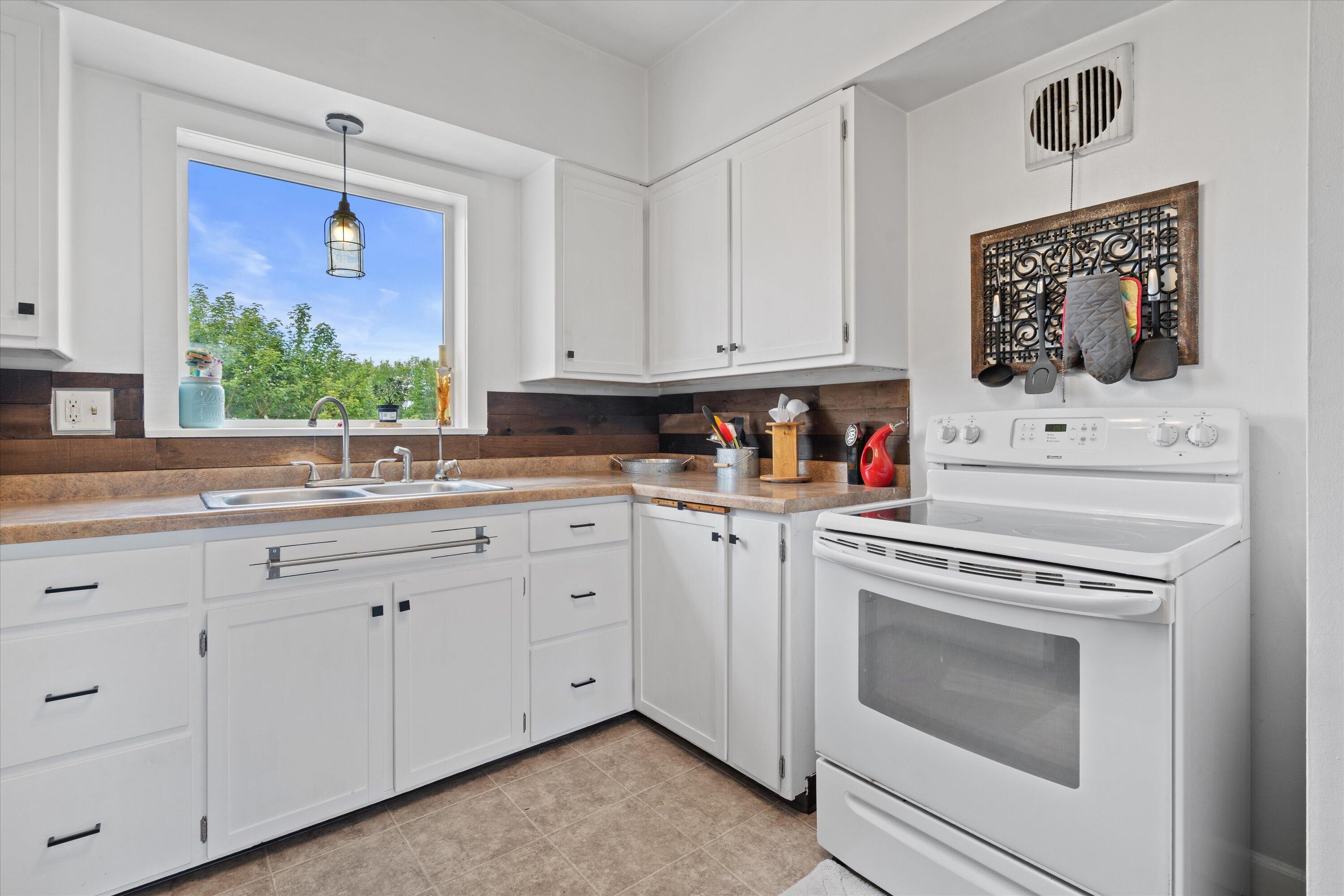 8922 County Highway West Wayne, WI 53010 - Photo 14 of 59 Kitchen