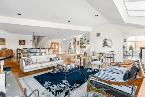 $1,699,000 | 6 Lady Jane Way, Northport, NY 11768