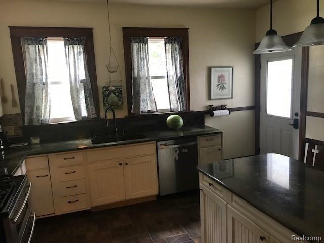 18931 Common Road Roseville, MI 48066 - Photo 4 of 24 IMG_5113.jpg