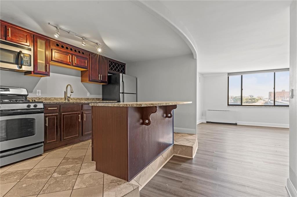 700 East 8th St Unit 8L  