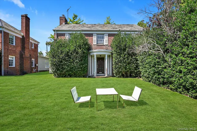 a view of a house with a backyard