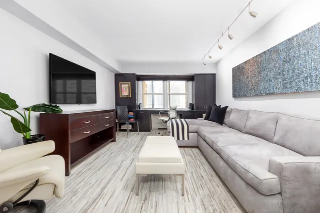 $1,495,000 | 220 East 67th Street, Unit 11G | Lenox Hill