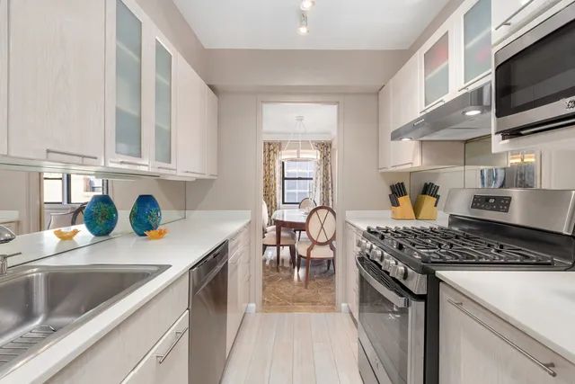 $1,495,000 | 220 East 67th Street, Unit 11G | Lenox Hill