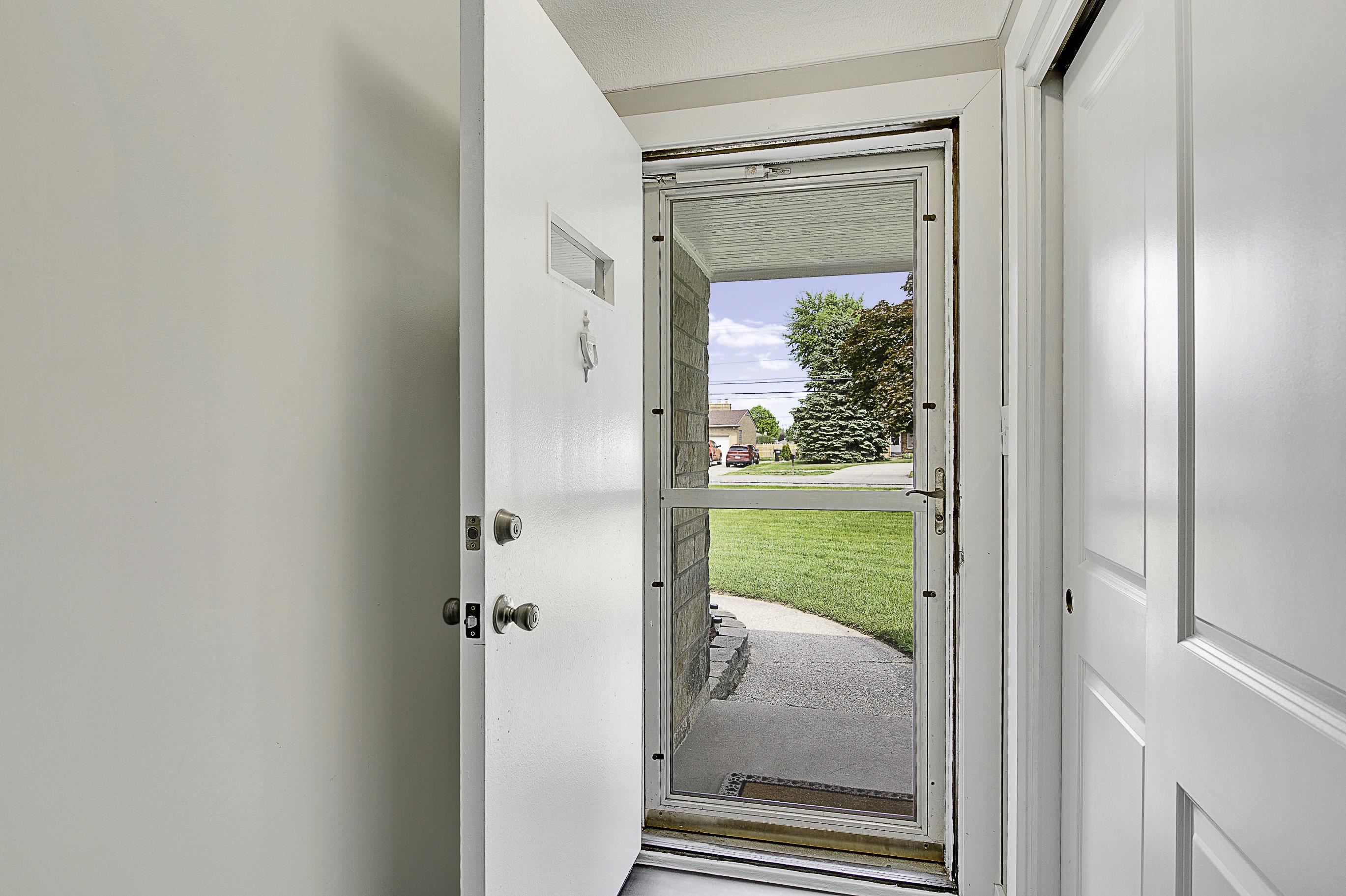 11038 Clinton River Road Sterling Heights, MI 48314 - Photo 6 of 46 50110219-5.JPG