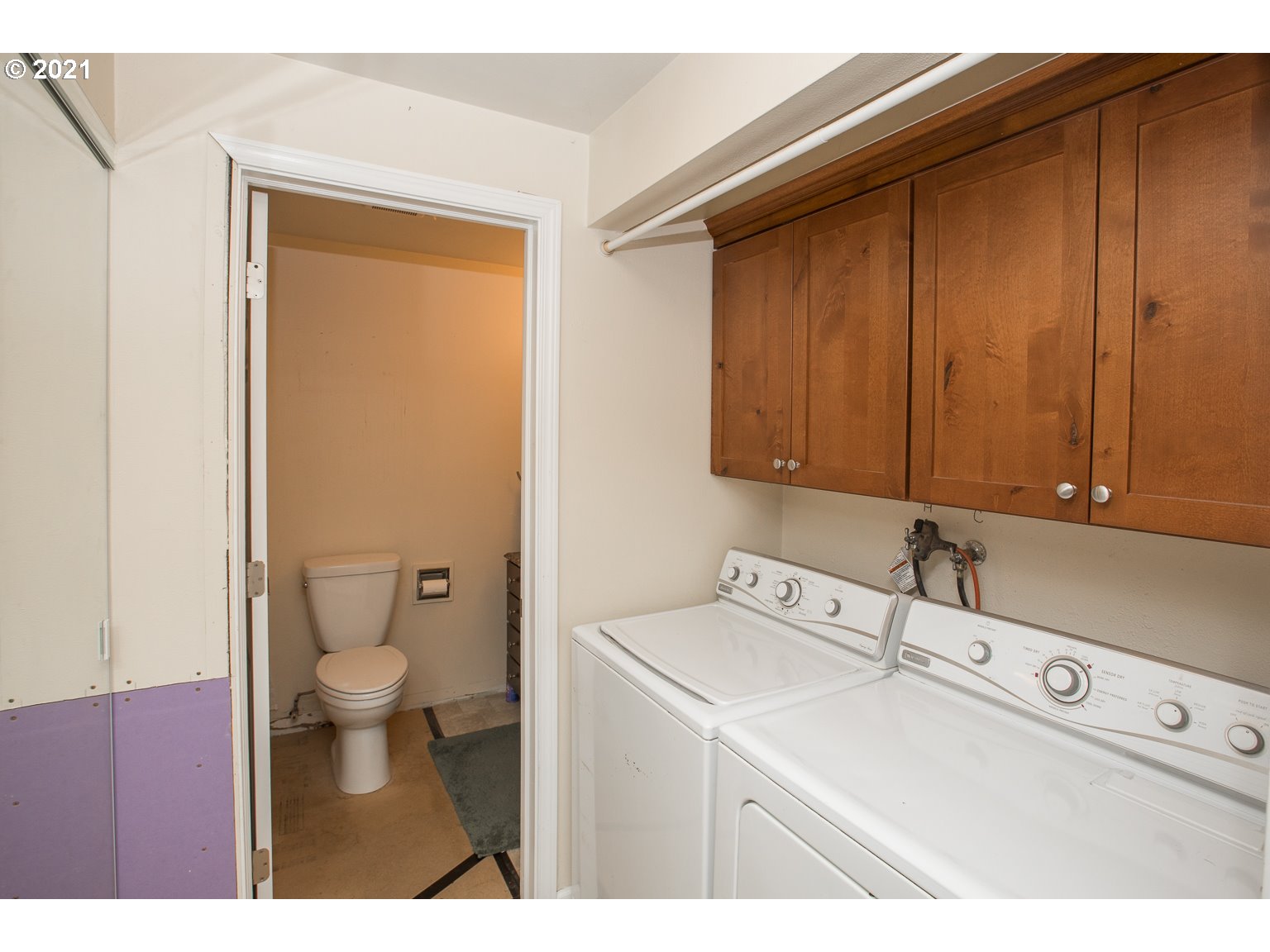 90361 Baker Road Elmira, OR 97437 - Photo 15 of 26 a bathroom with a sink a toilet and a mirror