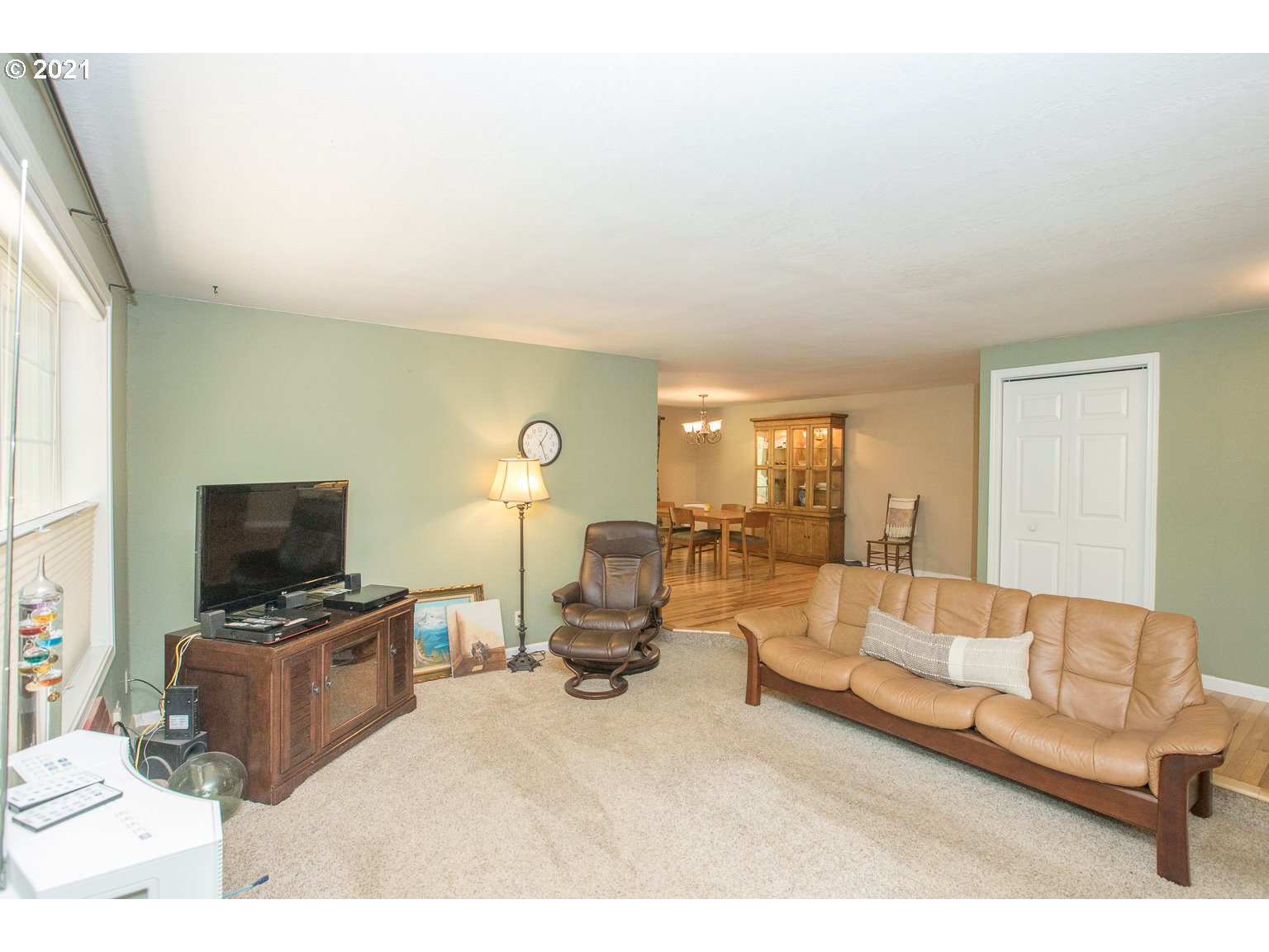 90361 Baker Road Elmira, OR 97437 - Photo 5 of 26 a living room with furniture and a flat screen tv