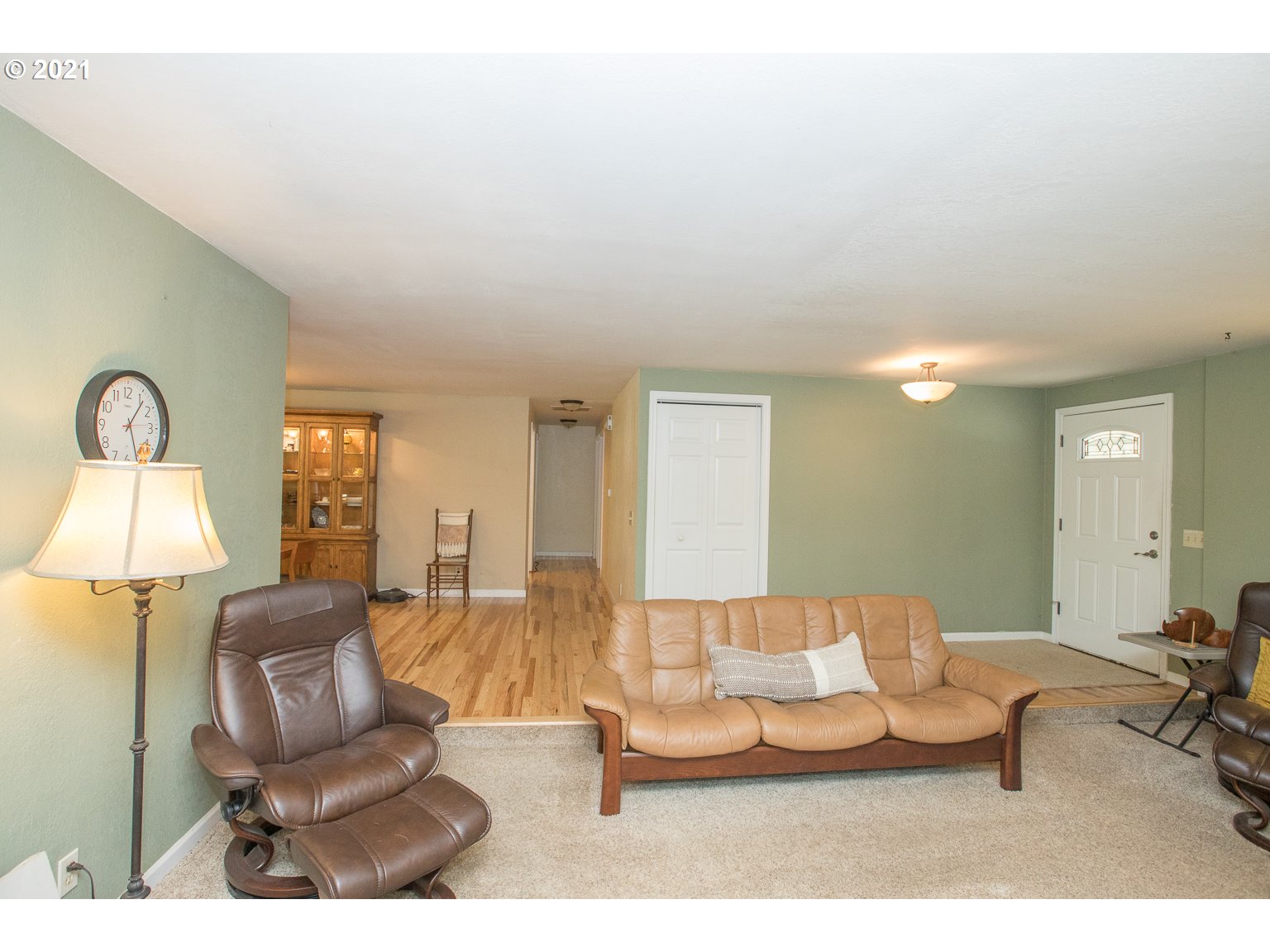 90361 Baker Road Elmira, OR 97437 - Photo 10 of 26 a living room with furniture