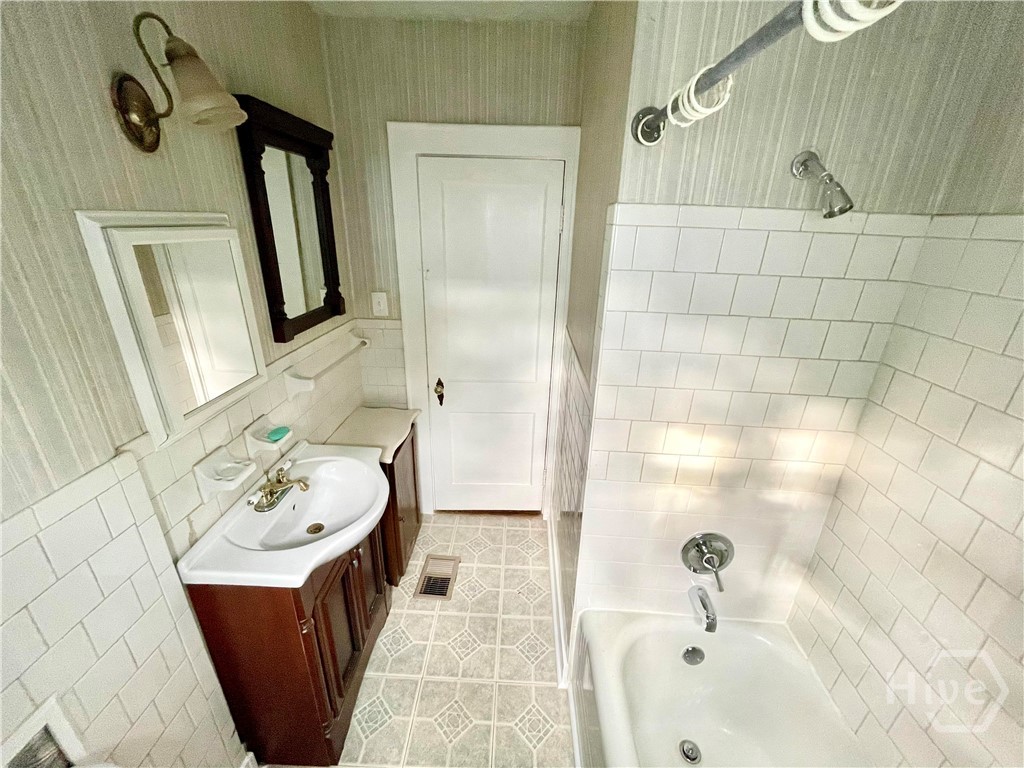 1401 Northeast 36th Street Savannah, GA 31404 - Photo 11 of 18 Hall Bathroom
