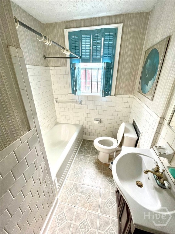 1401 Northeast 36th Street Savannah, GA 31404 - Photo 10 of 18 Hall Bathroom