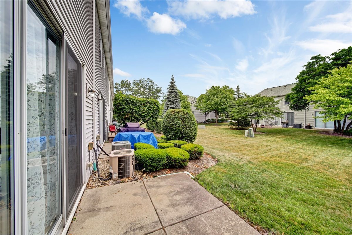 351 Fallbrook Court Schaumburg, IL 60107 - Photo 28 of 29 a garden view with a seating space