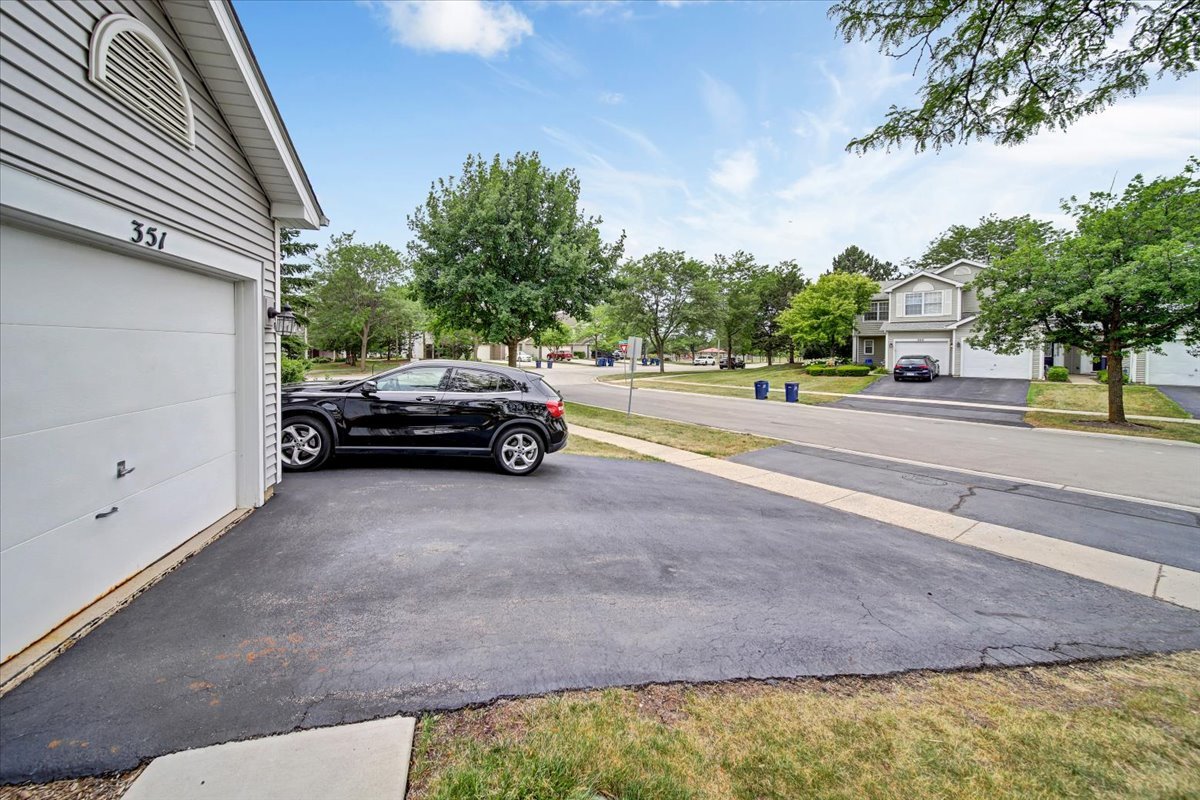 351 Fallbrook Court Schaumburg, IL 60107 - Photo 3 of 29