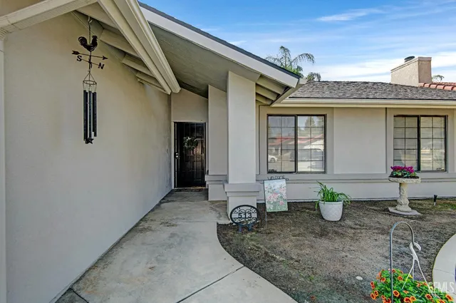 a view of an entryway of house