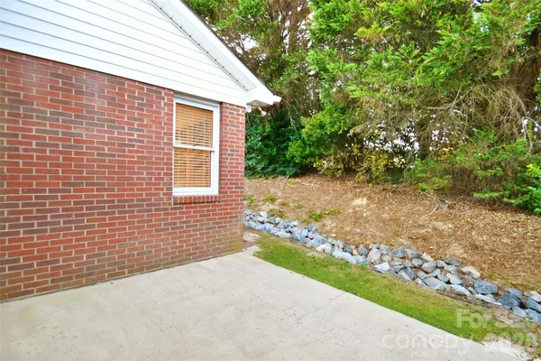 a view of backyard with pathway