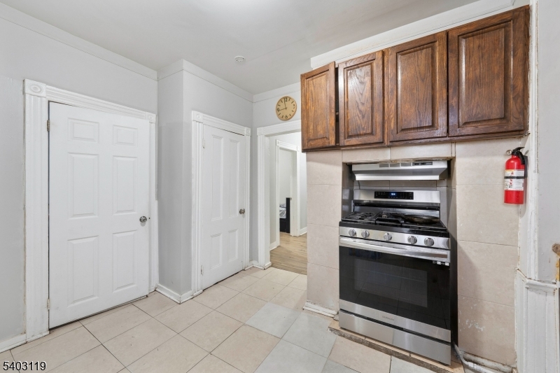 1124 Hampton Place Elizabeth, NJ 07201 - Photo 6 of 22