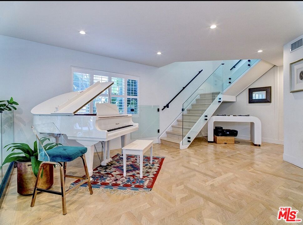 138 Roma Court Marina del Rey, CA 90292 - Photo 15 of 38 a view of entryway and hall