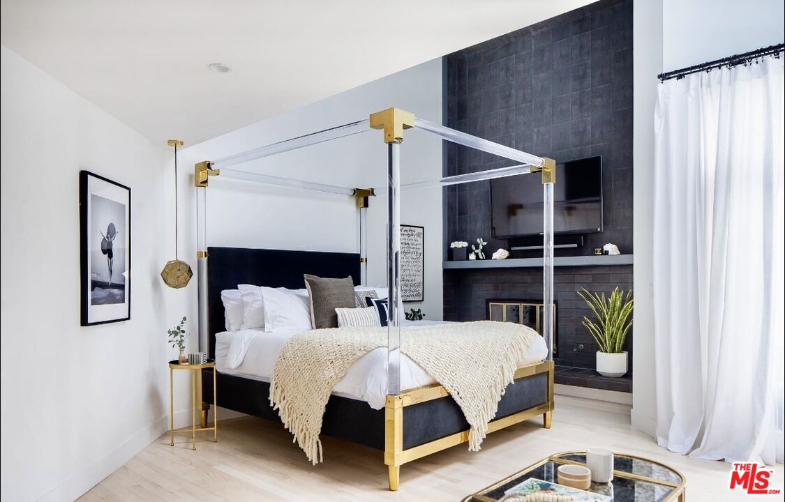138 Roma Court Marina del Rey, CA 90292 - Photo 19 of 38 a bedroom with a bed lamps and a mirror