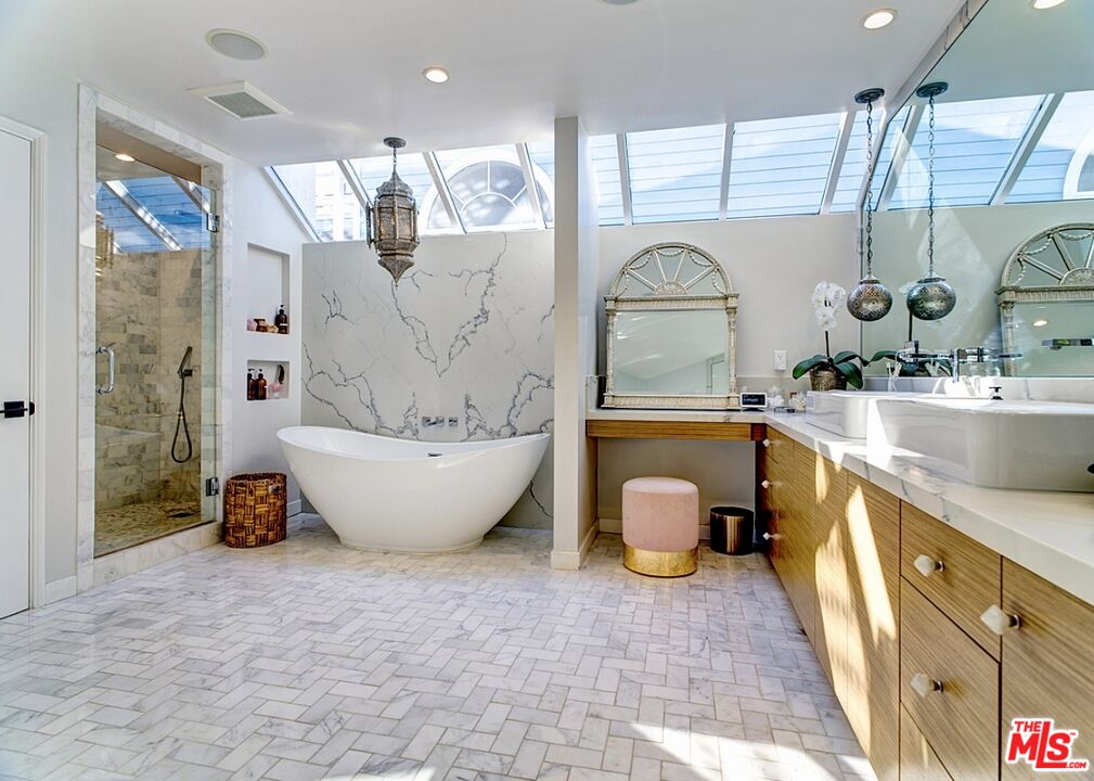 138 Roma Court Marina del Rey, CA 90292 - Photo 23 of 38 a bathroom with a large tub sink shower and mirror