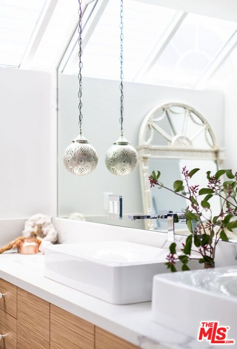 138 Roma Court Marina del Rey, CA 90292 - Photo 26 of 38 a bathroom with a sink and a mirror