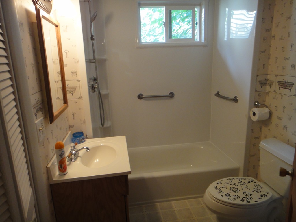 201 Marsden Street Springfield, MA 01109 - Photo 14 of 24 a bathroom with a sink a toilet a tub and shower