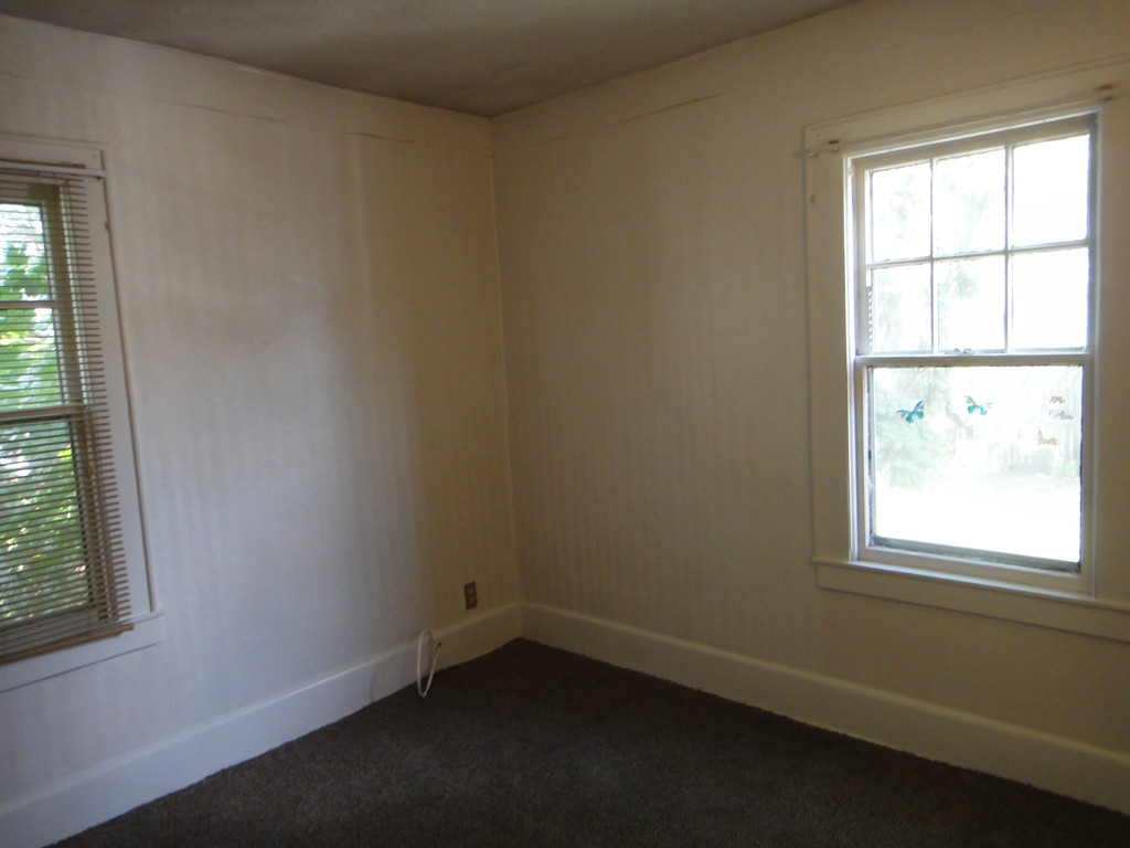 201 Marsden Street Springfield, MA 01109 - Photo 17 of 24 an empty room with a window