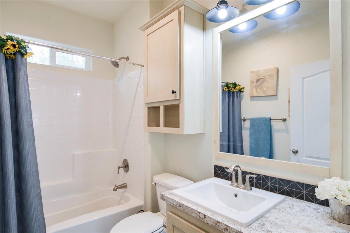 15461 Federal Road La Pine, OR 97739 - Photo 50 of 68 Tub and shower combo