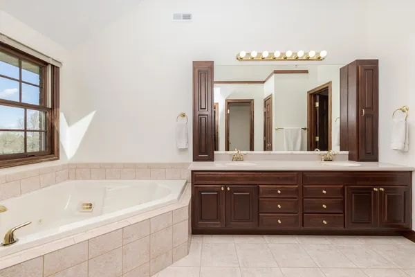 $750,000 | 402 Northridge Estates, Normal, IL 61761