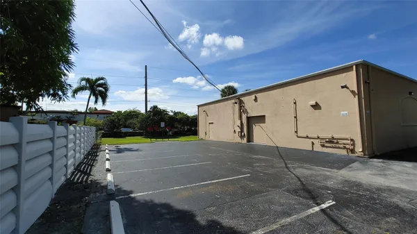 $25 | 2050 North University Drive, Sunrise, FL 33322