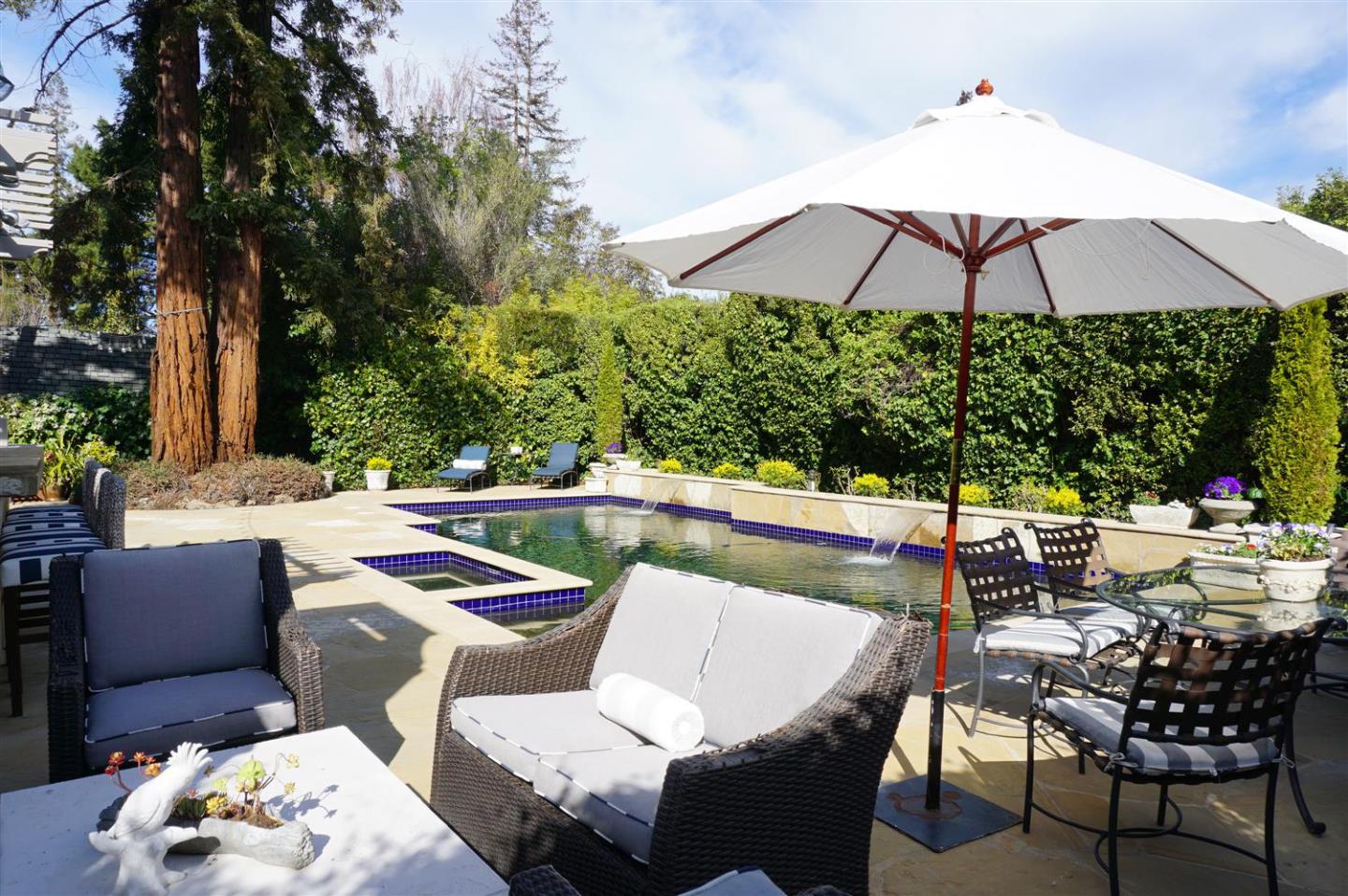 440 Edgewood Road San Mateo, CA 94402 - Photo 38 of 39 a patio with a patio table and chairs