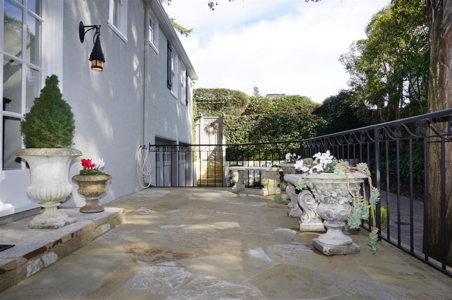 440 Edgewood Road San Mateo, CA 94402 - Photo 4 of 39 a view of a patio