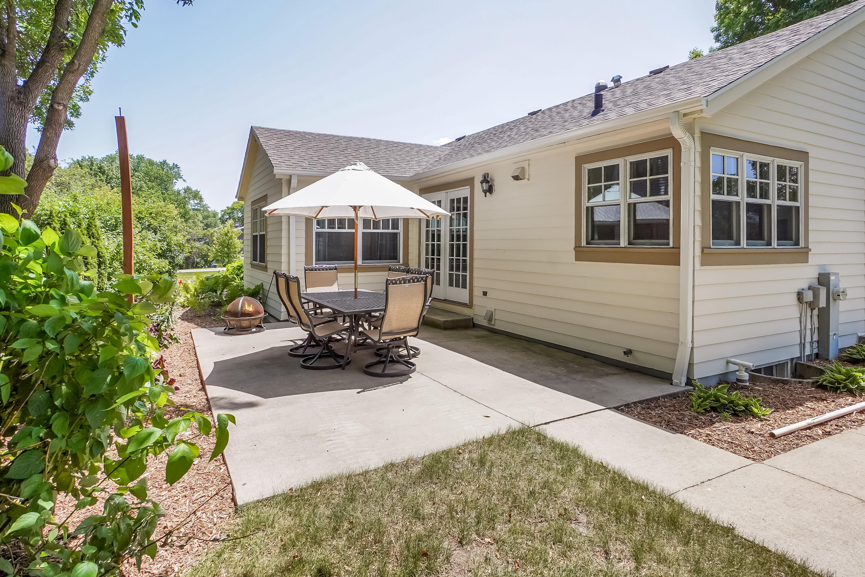 12800 Elmwood Road Elm Grove, WI 53122 - Photo 37 of 41 Patio