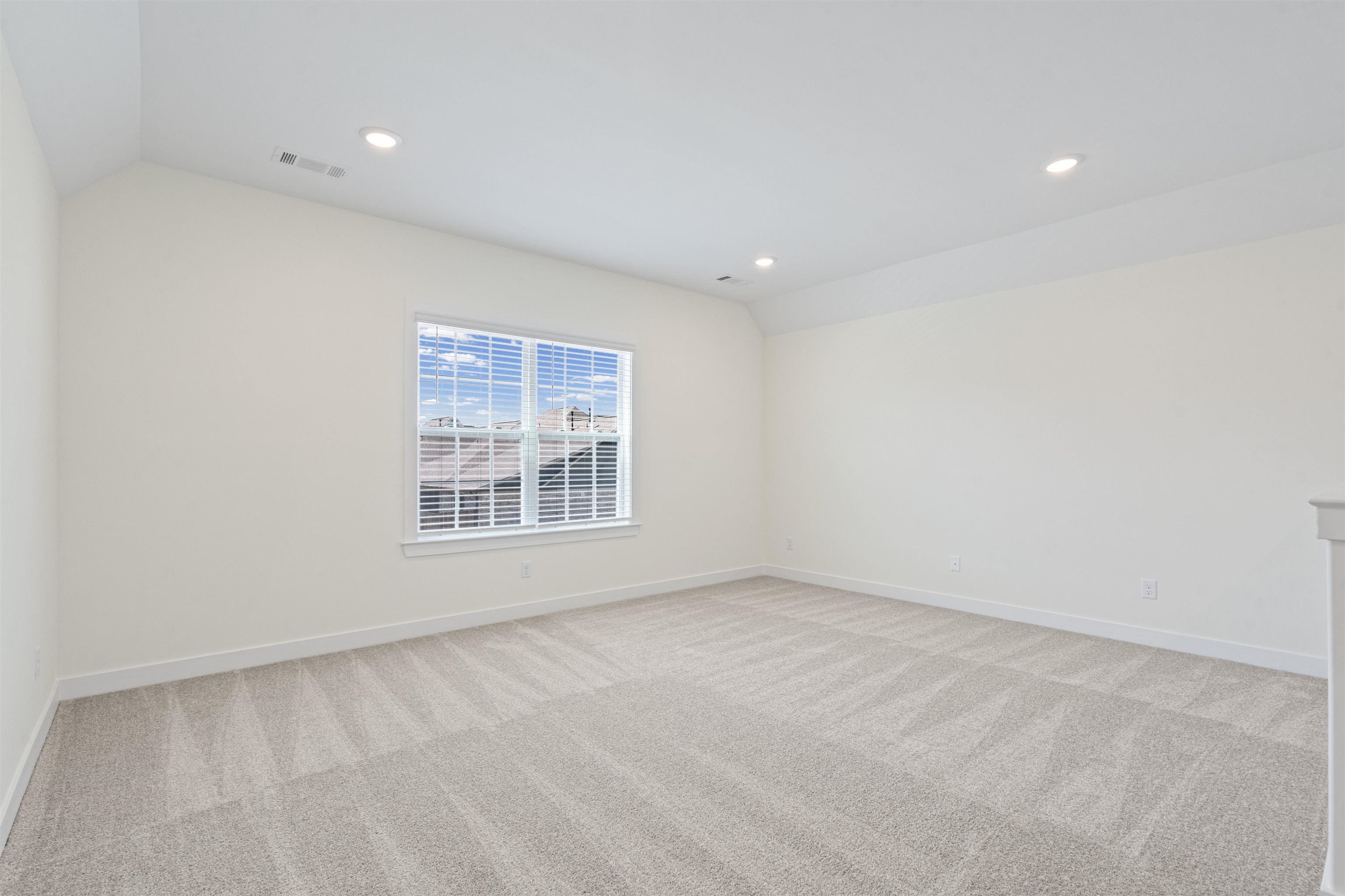 5666 Pleasant Pk Place Arlington, TN 38002 - Photo 22 of 27 Spacious room featuring light-colored patterned carpeting and recessed ceiling lighting