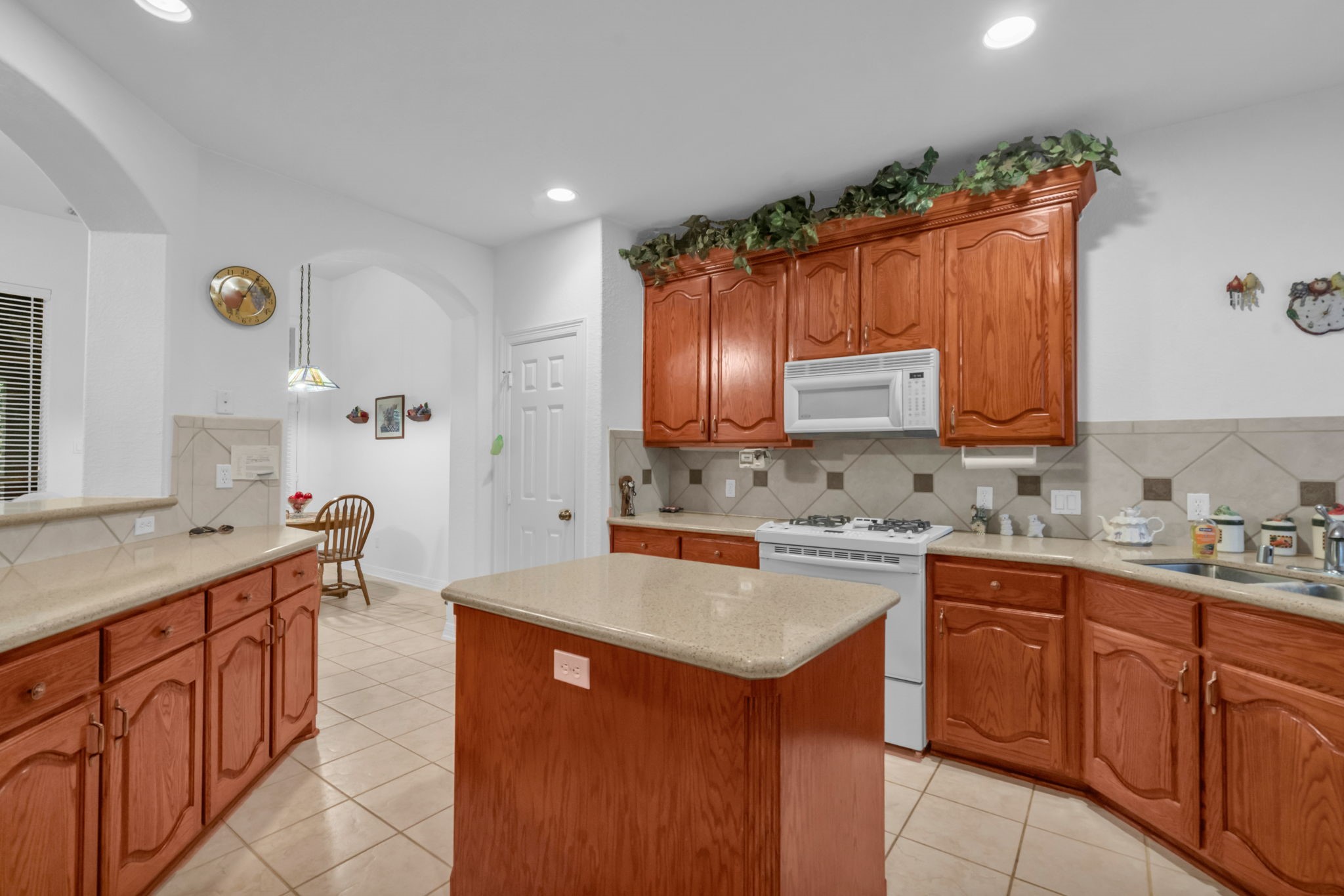 15501 Victoria's Way Montgomery, TX 77316 - Photo 7 of 36 Plenty of cabinet and counter space