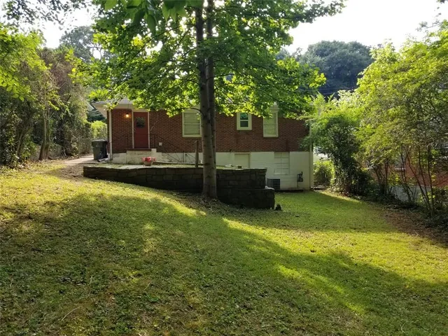 a view of a house with backyard and garden