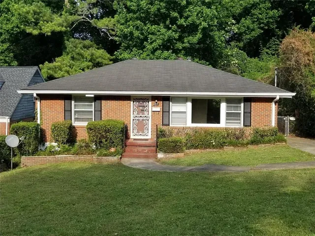 a view of a house with a yard