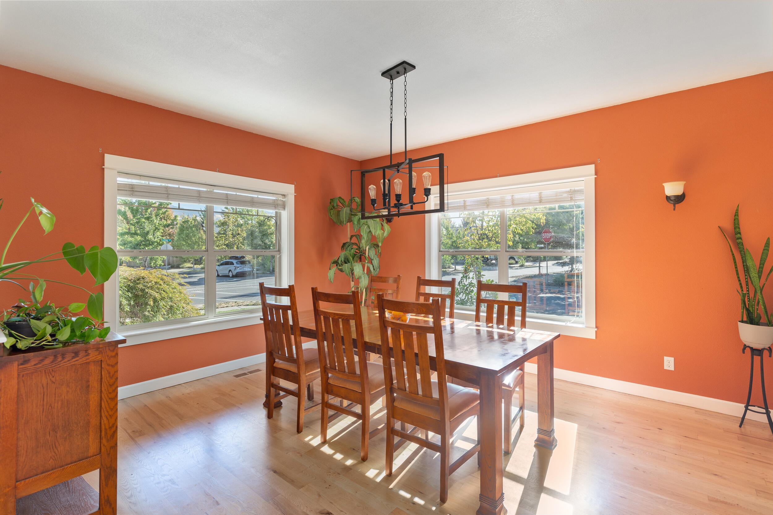 1032 Lithia Way Talent, OR 97540 - Photo 4 of 39 0R1A3761