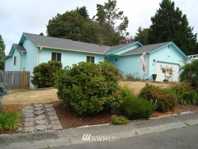 322 Yew Street Bremerton, WA 98310 - Photo 2 of 25 Gallery Image 2