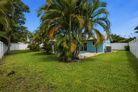 a view of a backyard